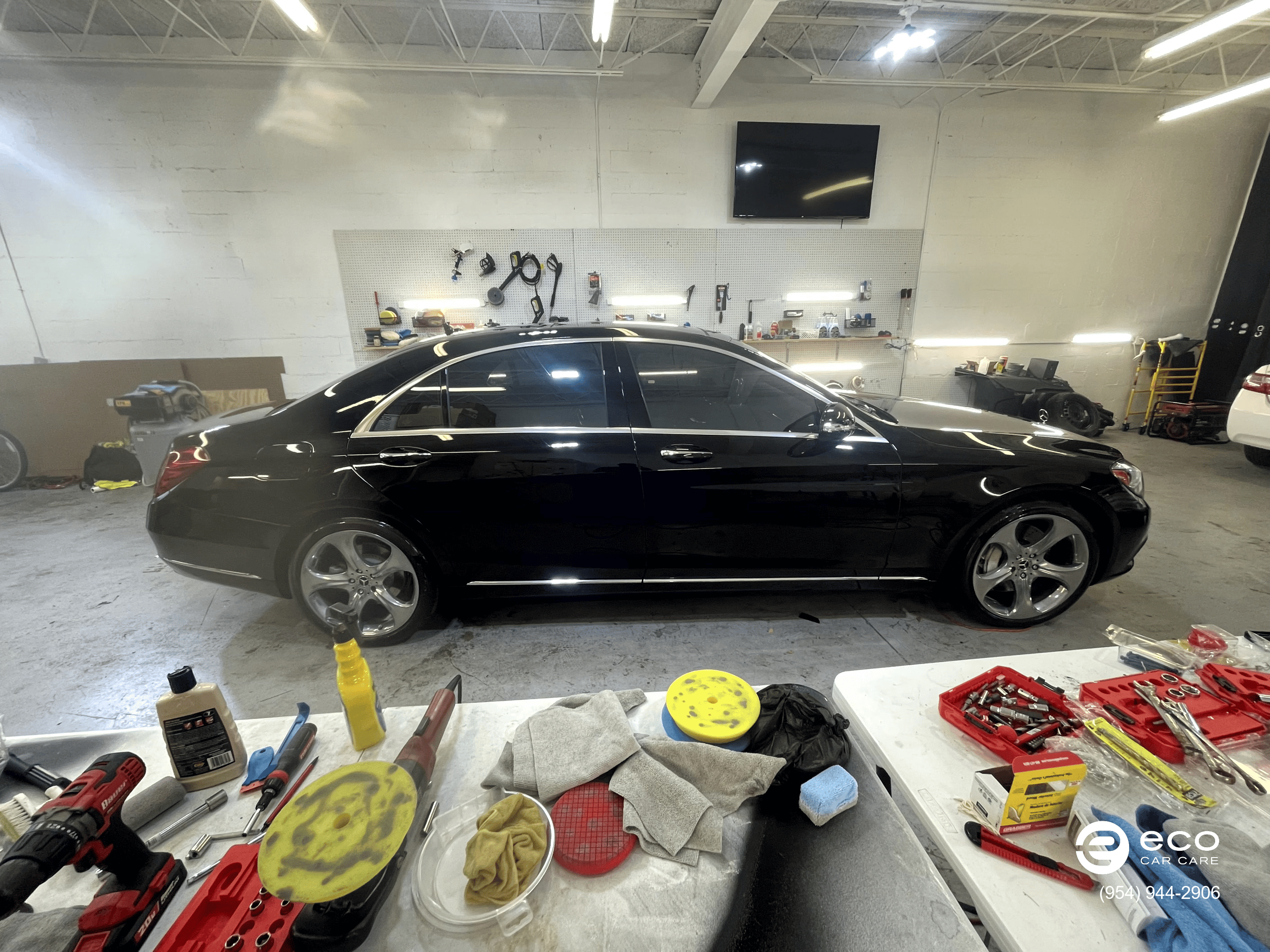 spray wax polish hand